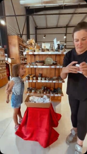 🎉 Résultat du tirage au sort de notre journée anniversaire ! 🎉
Un immense merci à toutes les personnes présentes lors de notre journée anniversaire du samedi 25 juillet. Votre présence, votre bonne humeur et votre participation ont fait de cette journée un véritable succès ! 💚
👏 Félicitations à nos 5 gagnants de nos bons d’achat :
🎁 10 € : Mme Jeanne Gailly
🎁 20 € : Mme Sylvie Vera
🎁 30 € : Mme Fabienne Pamart
🎁 40 € : Mme Géraldine Hudreaux
🎁 50 € : M. Yohan Marzac
📞 Les gagnants seront également contactés par téléphone afin de venir récupérer leur bon d’achat.
Nous avons hâte de vous accueillir en magasin pour que vous puissiez en profiter et vous faire plaisir avec quelques emplettes ! 🙏 Encore merci à tous et à très bientôt ! 👋
#fermavenir #magasinpaysan #jeuconcours #tirage #gagnants